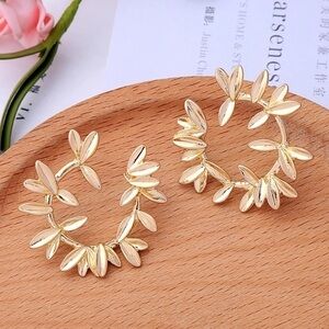 🛍 Laurel Leaf Gold Circle Wreath Earrings New